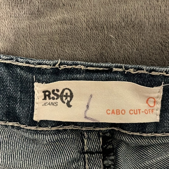 Medium wash Jean shorts - Picture 3 of 3